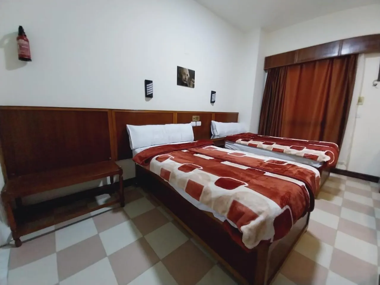 Merry Land Hotel & Roof Top Nile Restaurant Λούξορ 2*,