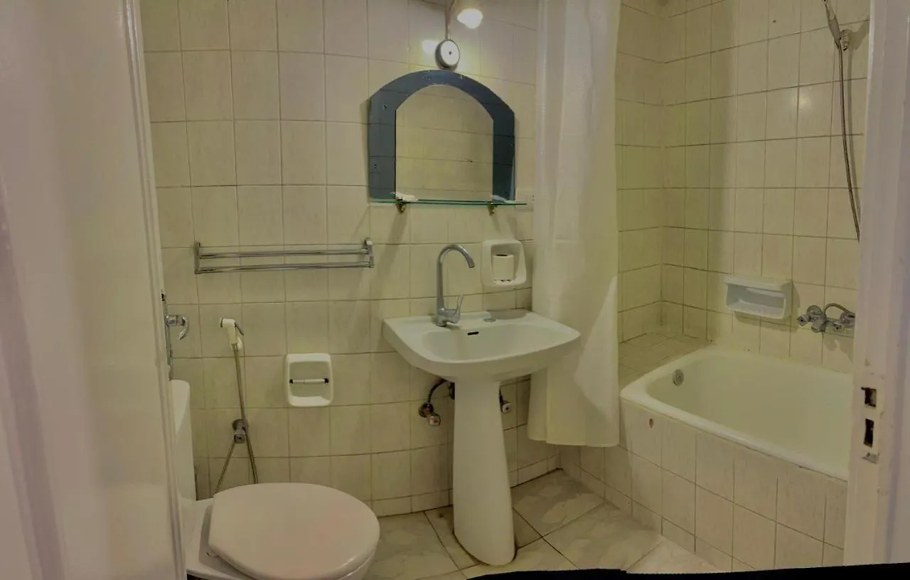 Merry Land Hotel & Roof Top Nile Restaurant Λούξορ 2*,