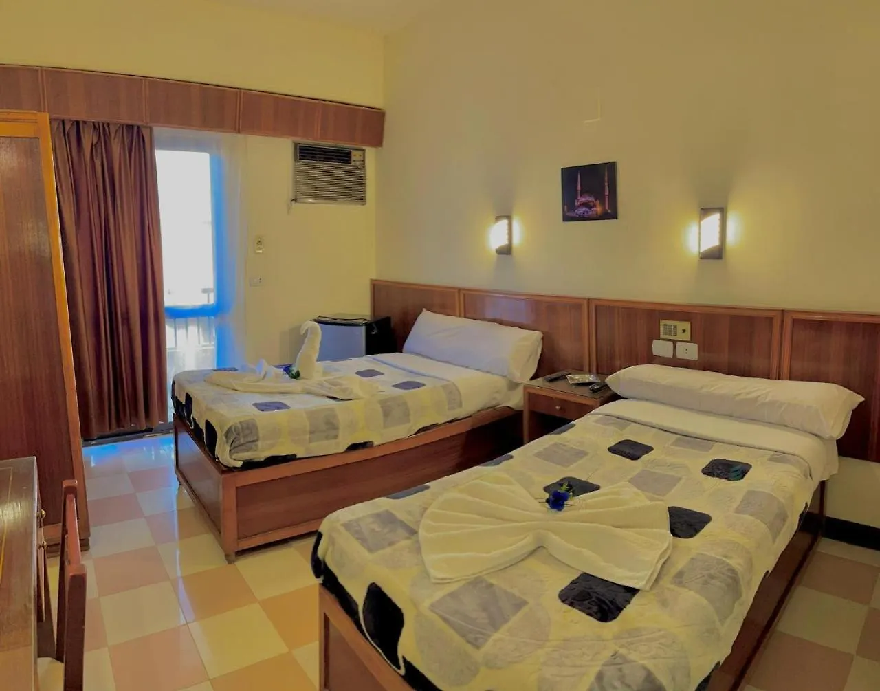 Merry Land Hotel & Roof Top Nile Restaurant Λούξορ