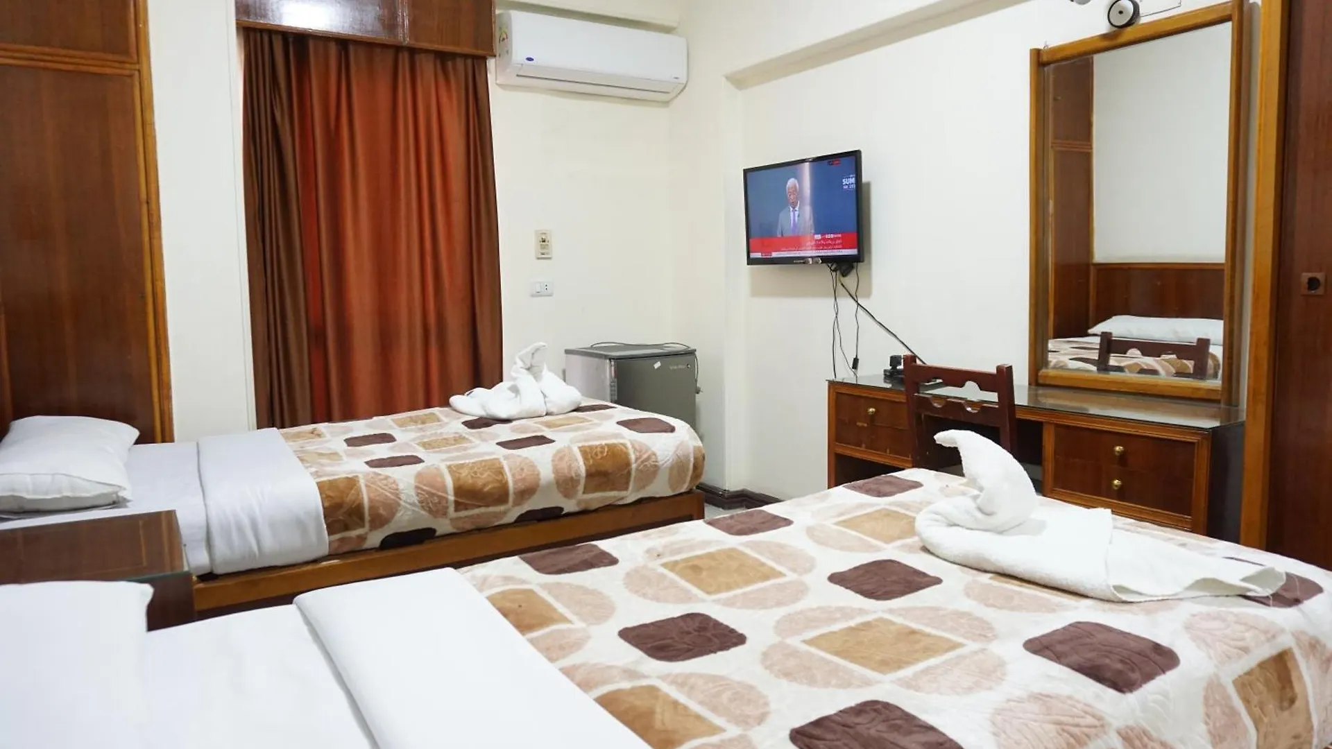 Merry Land Hotel & Roof Top Nile Restaurant Λούξορ 2*,