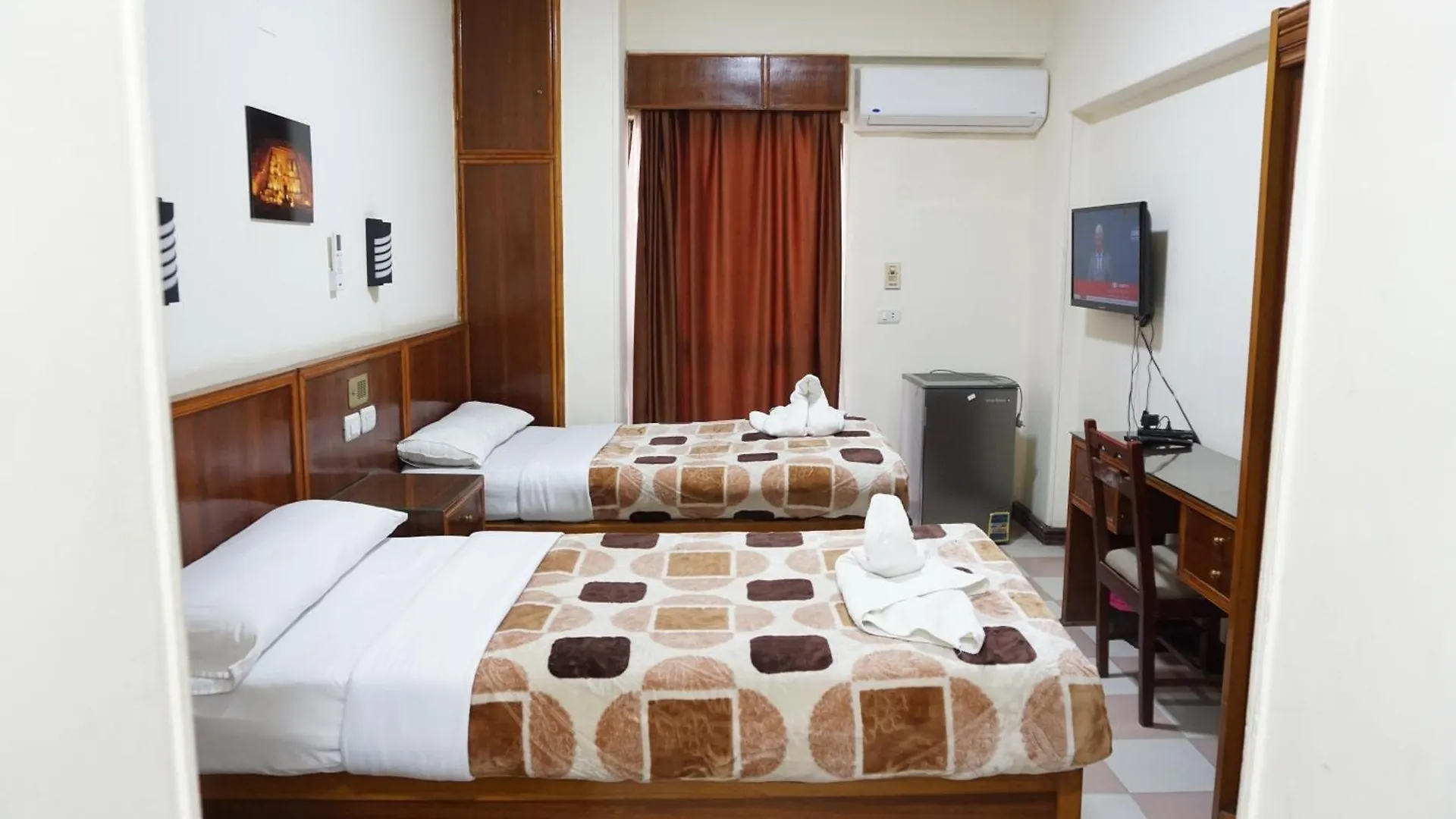 Merry Land Hotel & Roof Top Nile Restaurant Λούξορ